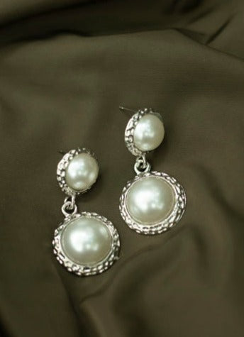 Pearl hanging earrings